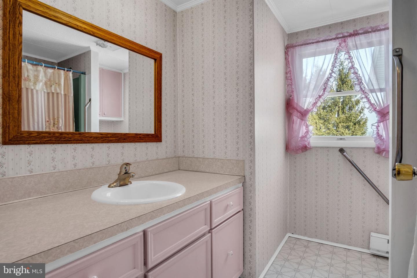 647 N Middle Road photo 19