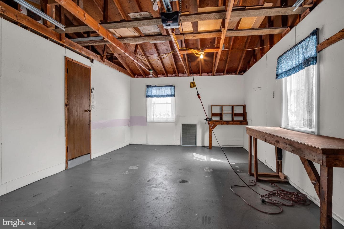 647 N Middle Road photo 23