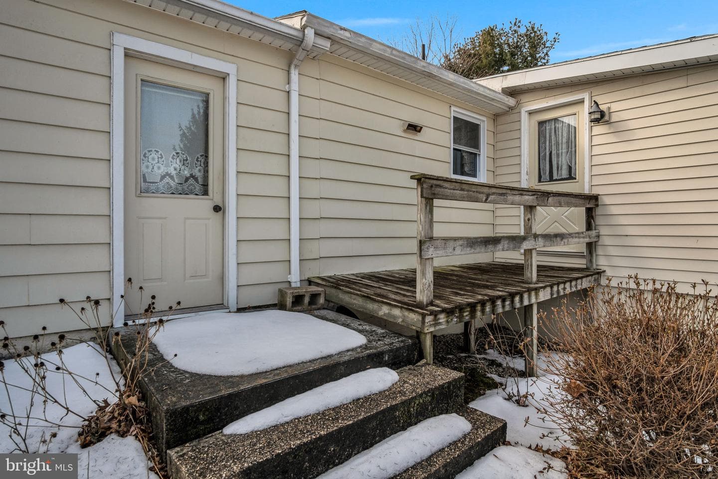 647 N Middle Road photo 27