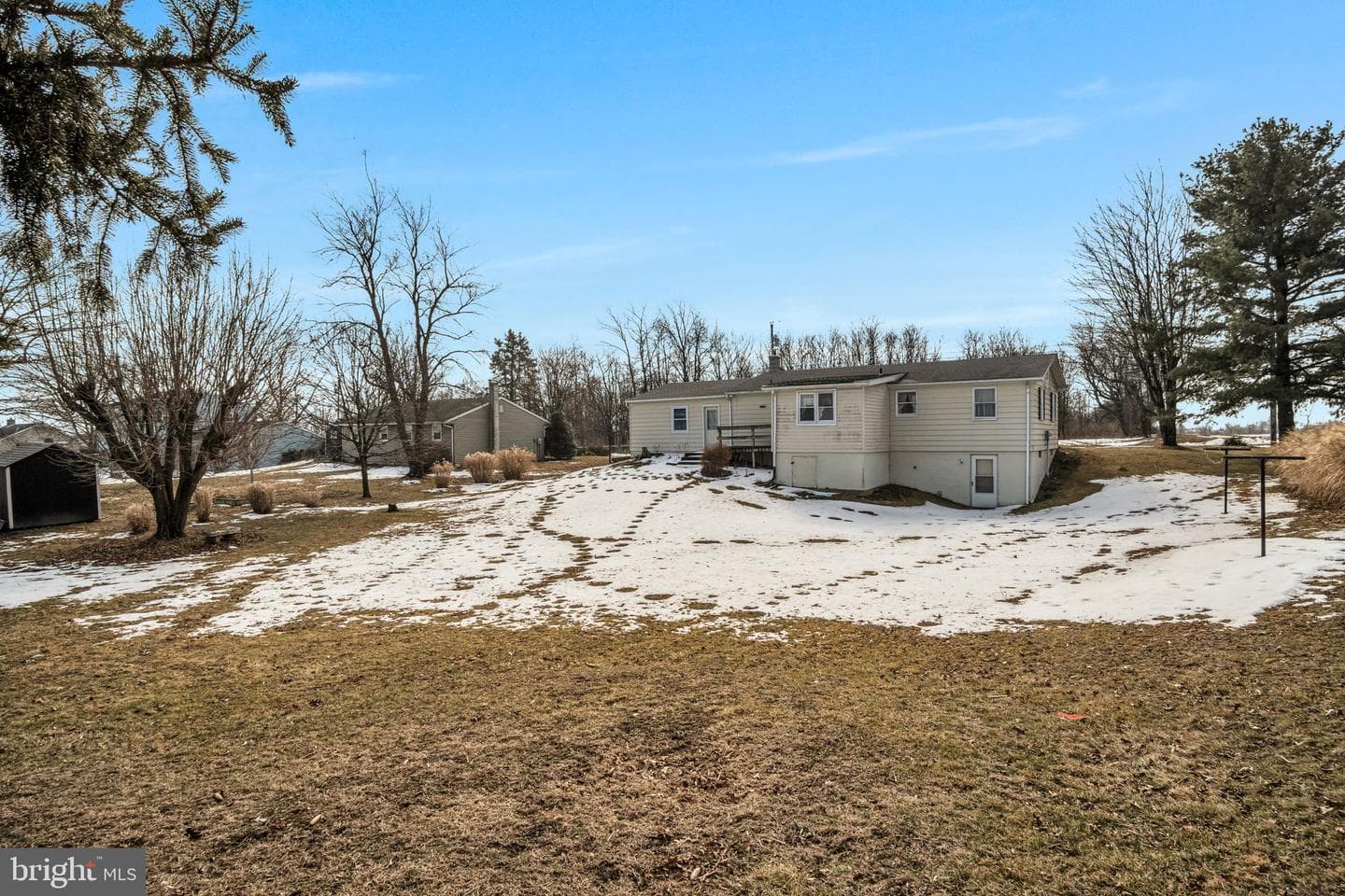 647 N Middle Road photo 31