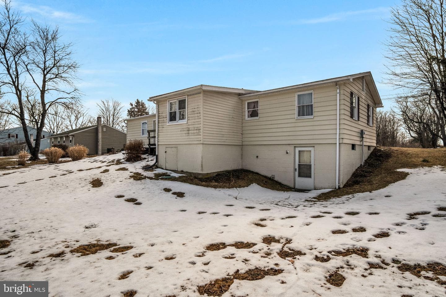 647 N Middle Road photo 32
