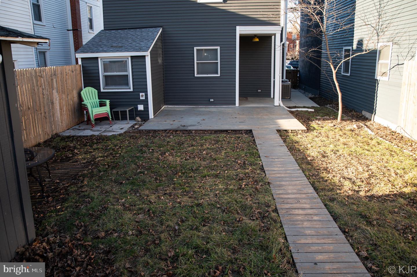 231 W Locust Street photo 4