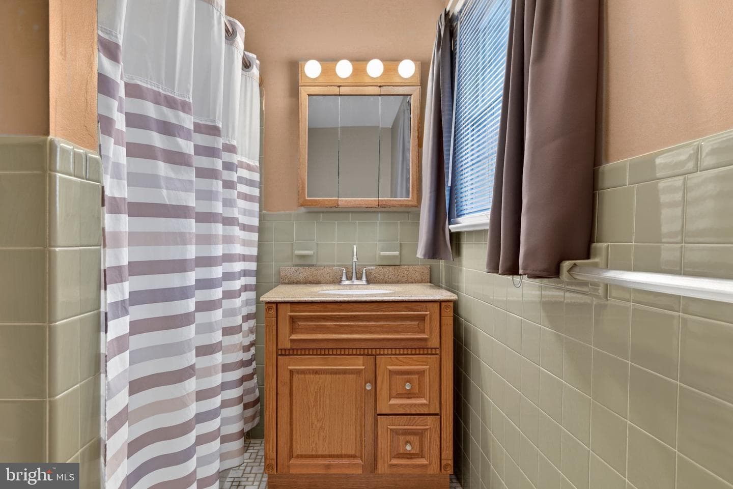 301 E Elmwood Avenue photo 34