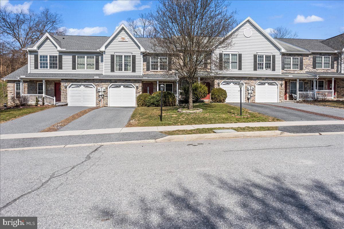 10 Lenox Court photo 2