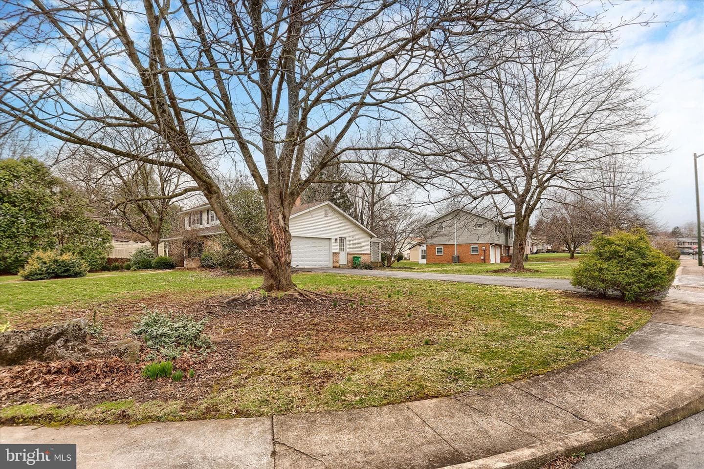 904 Thornwood Lane photo 4