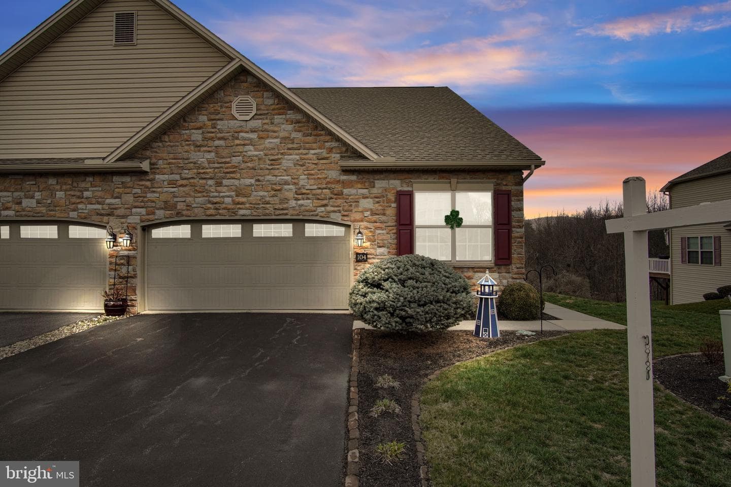 104 Crest View photo 1