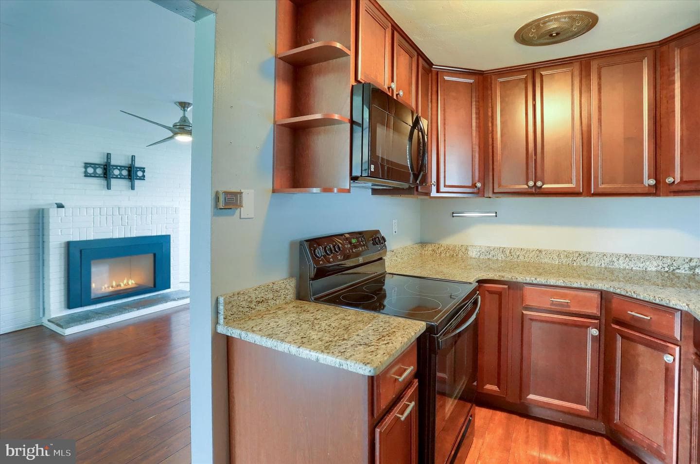 550 Walton Street photo 13