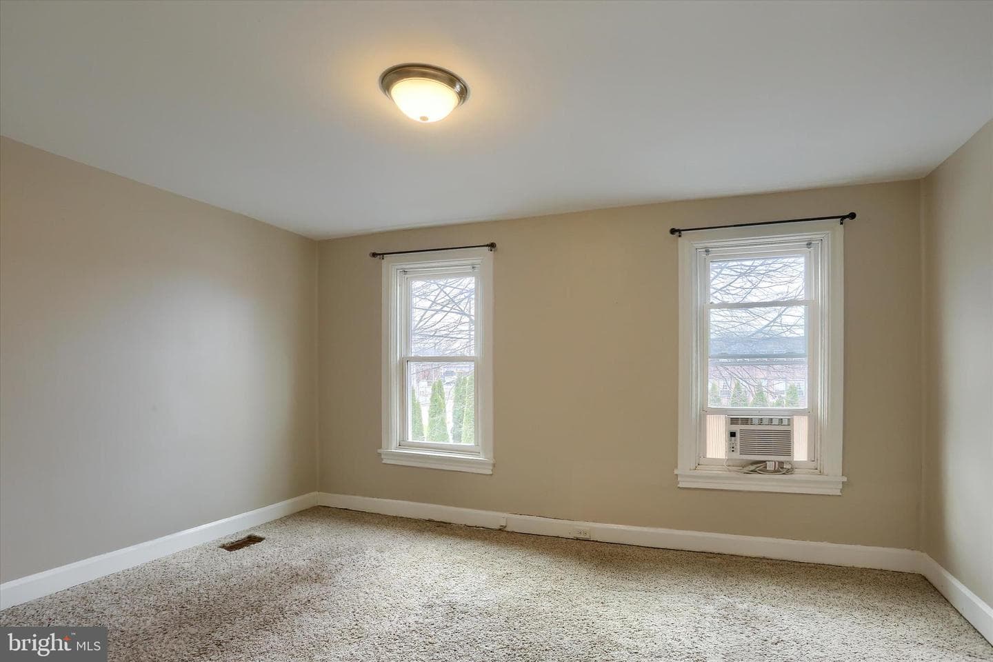 347 E Louther Street photo 14
