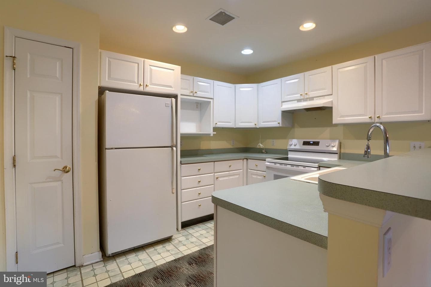 28 Longwood Drive photo 11