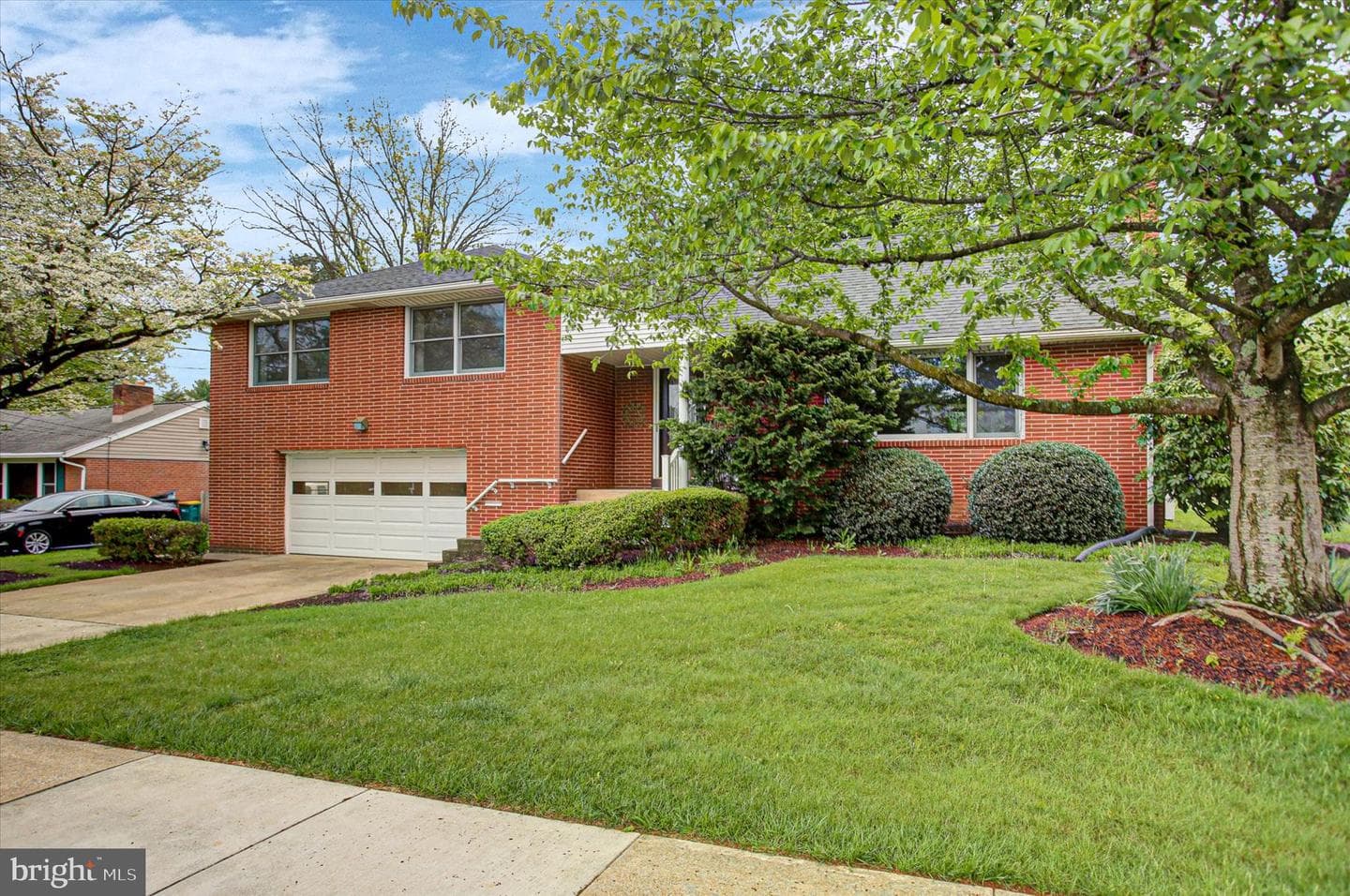 212 E Walnut Street photo 3