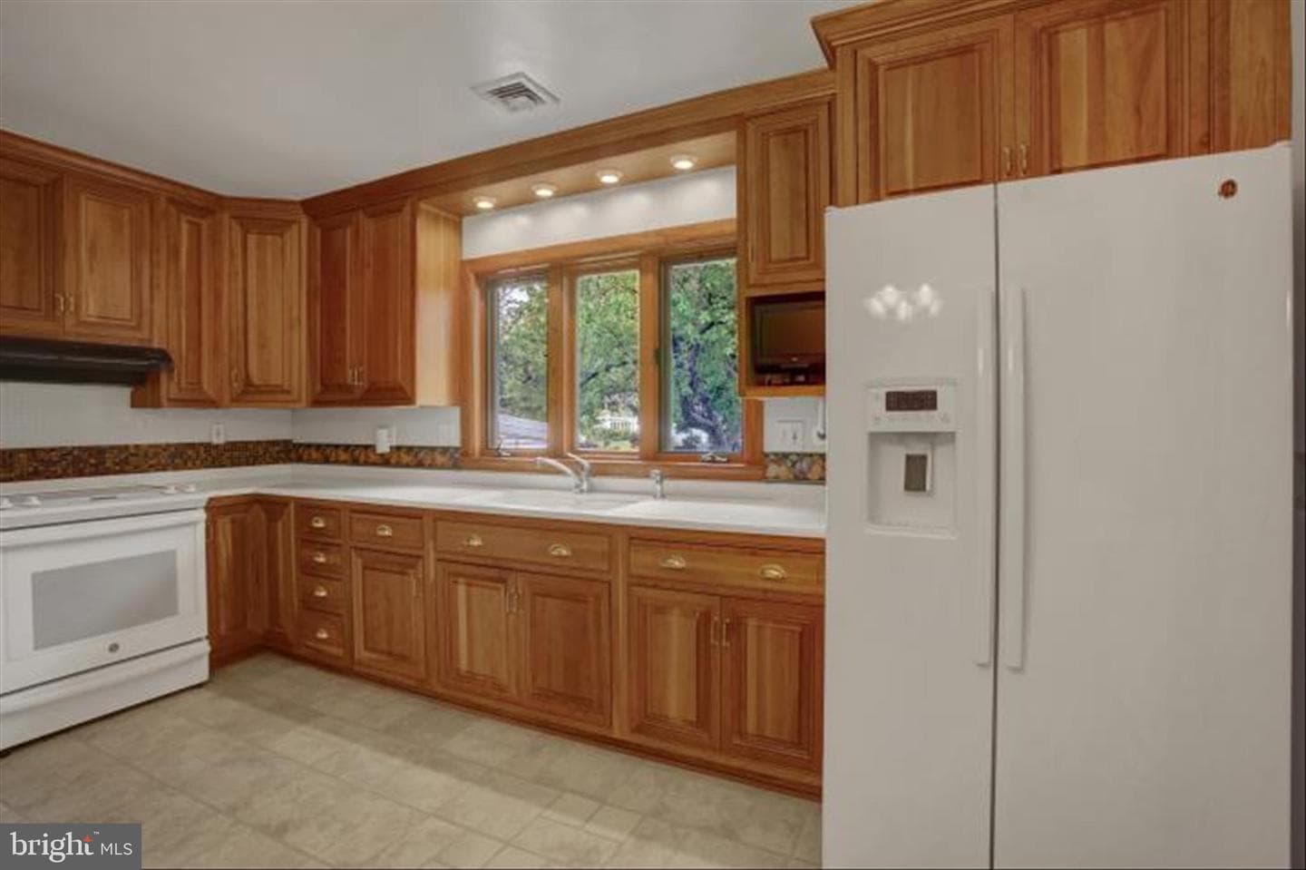 212 E Walnut Street photo 8