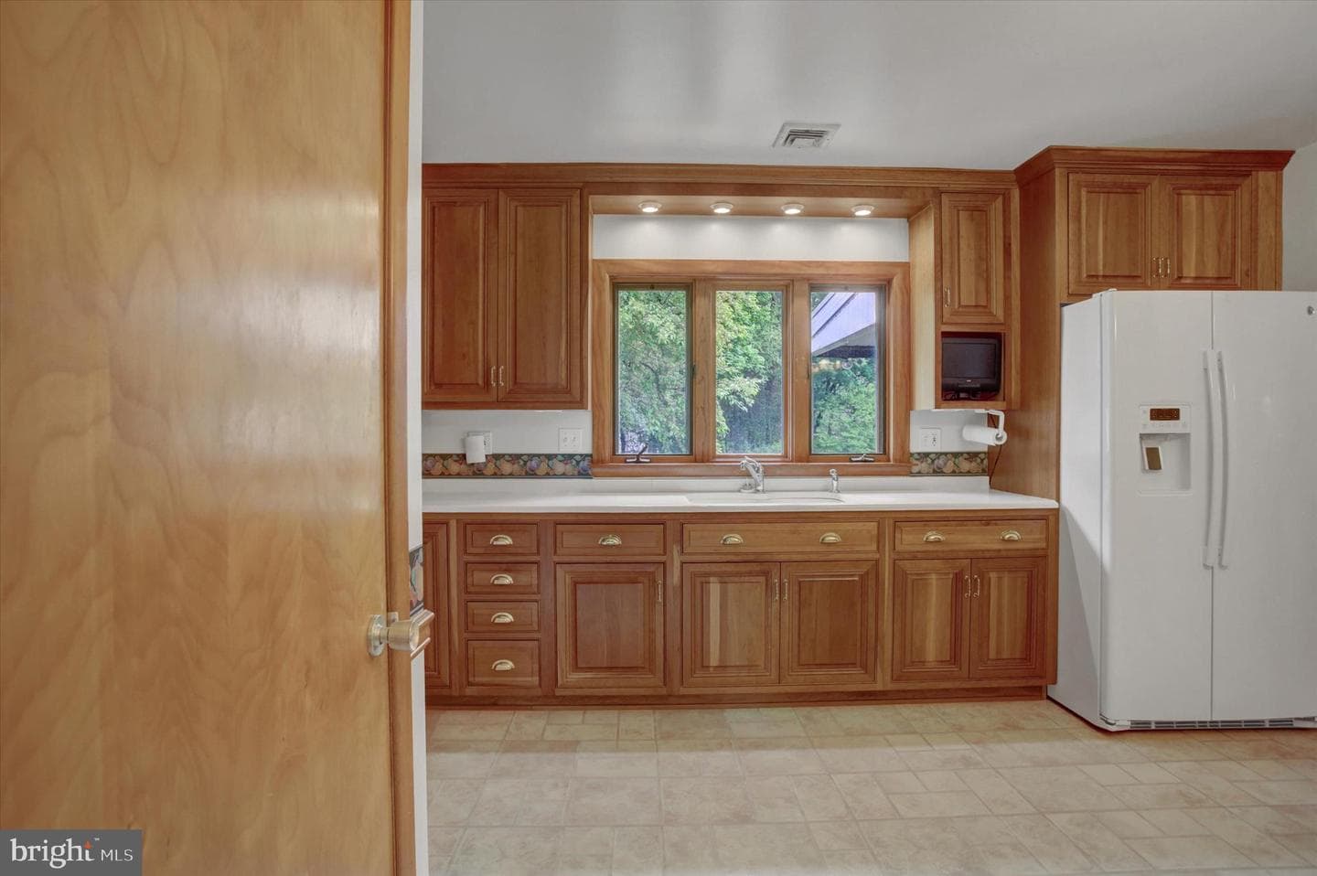 212 E Walnut Street photo 9