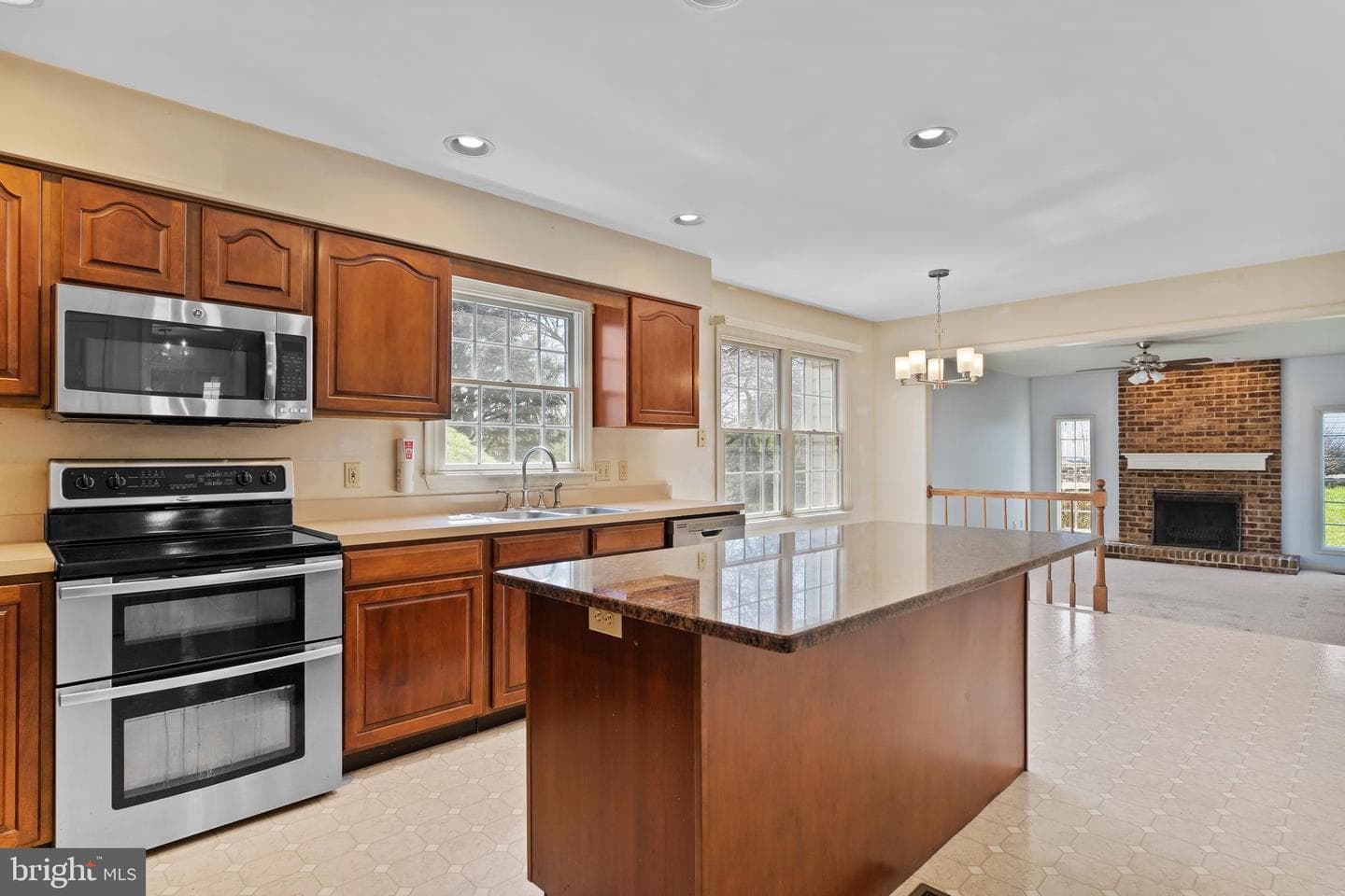 914 Maplewood Lane photo 3