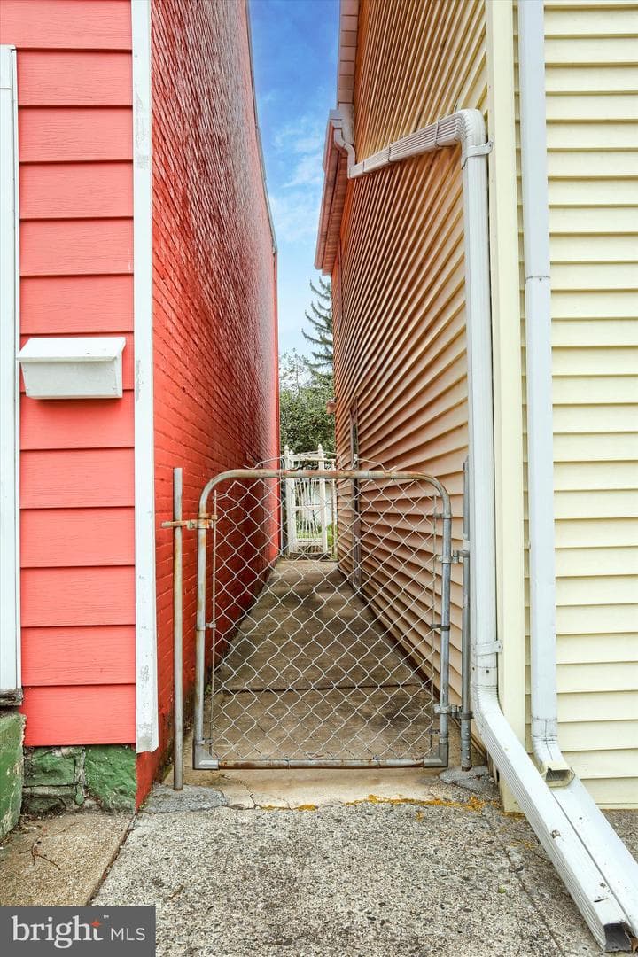 430 N East Street photo 3