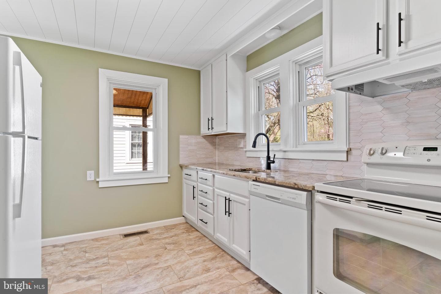 251 E Pomfret Street photo 11