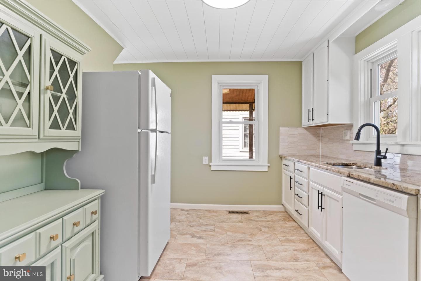 251 E Pomfret Street photo 12