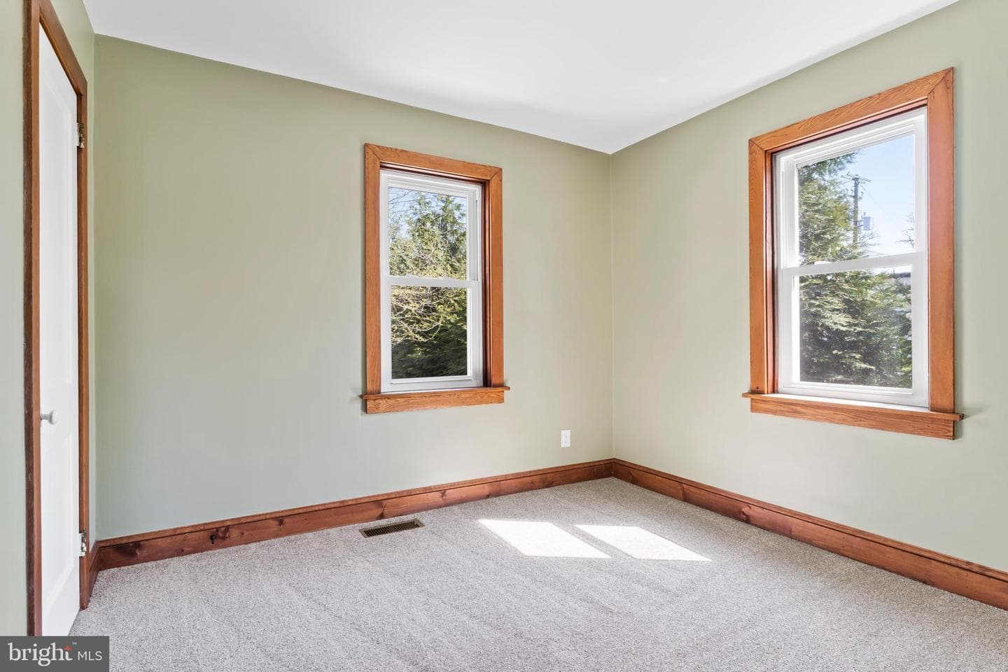 251 E Pomfret Street photo 17