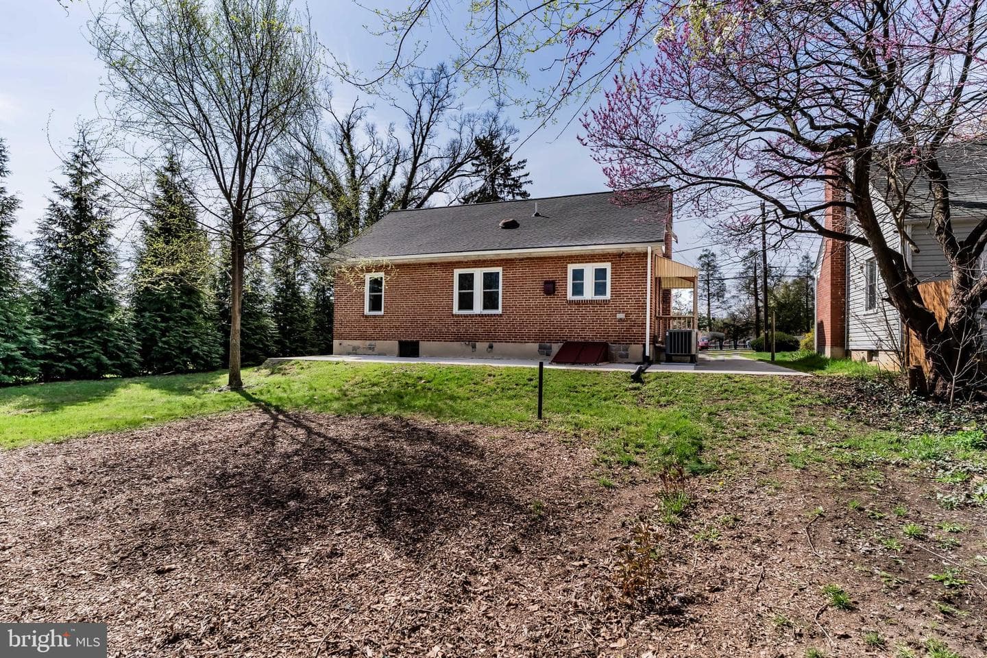 251 E Pomfret Street photo 4