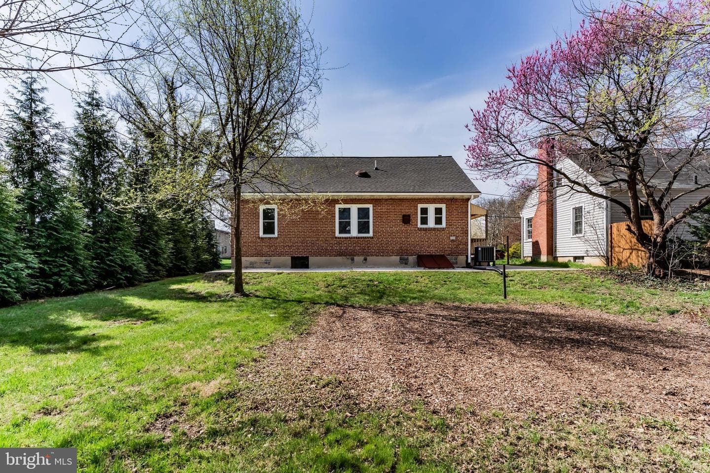 251 E Pomfret Street photo 5