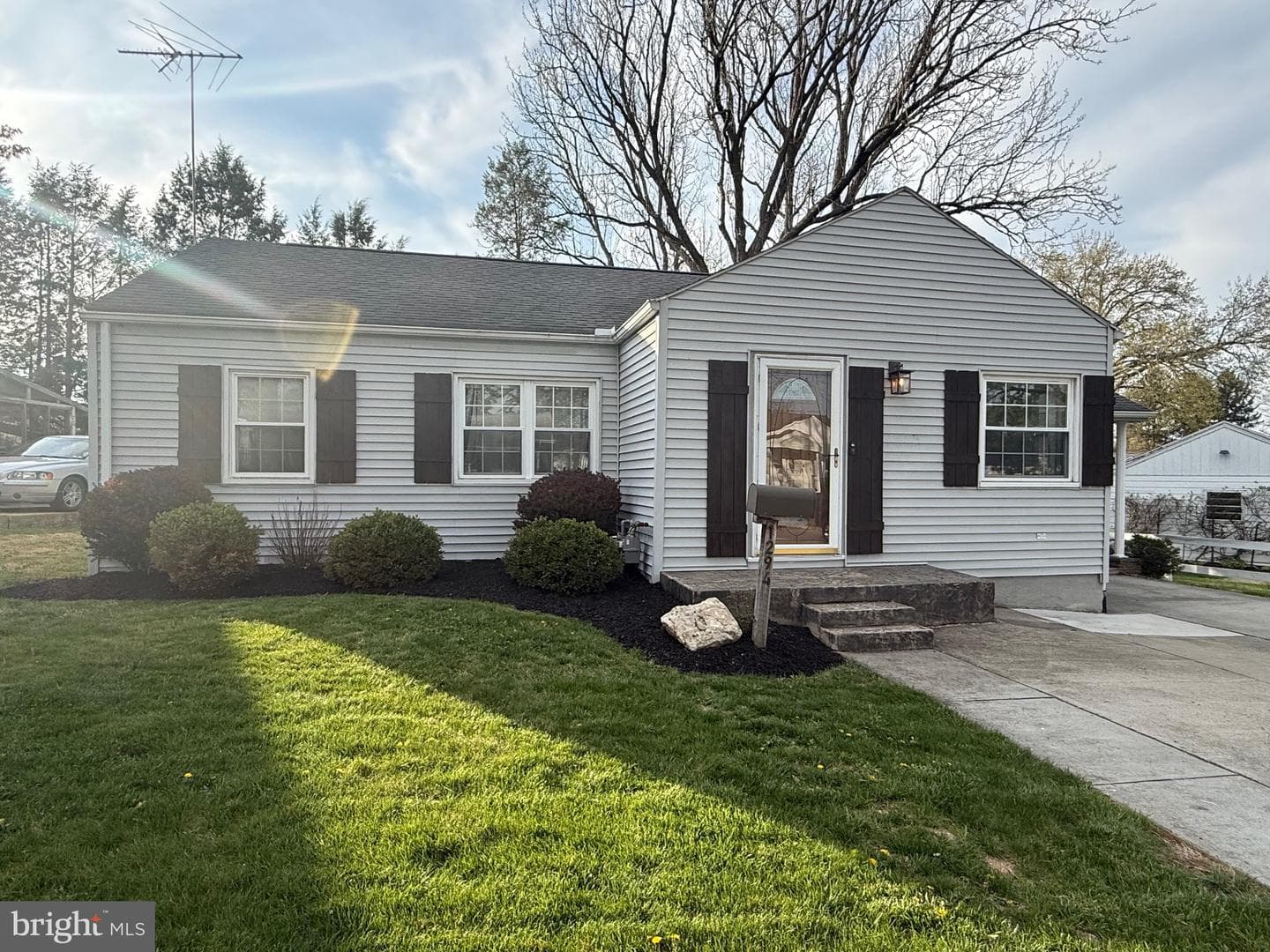 1294 Warwick Road photo 2