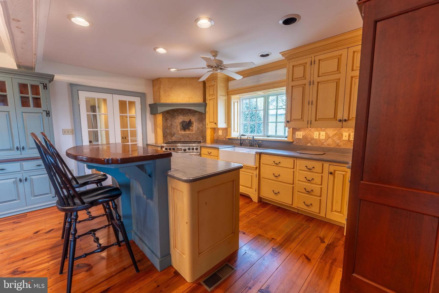 1122 W Trindle Road photo 8