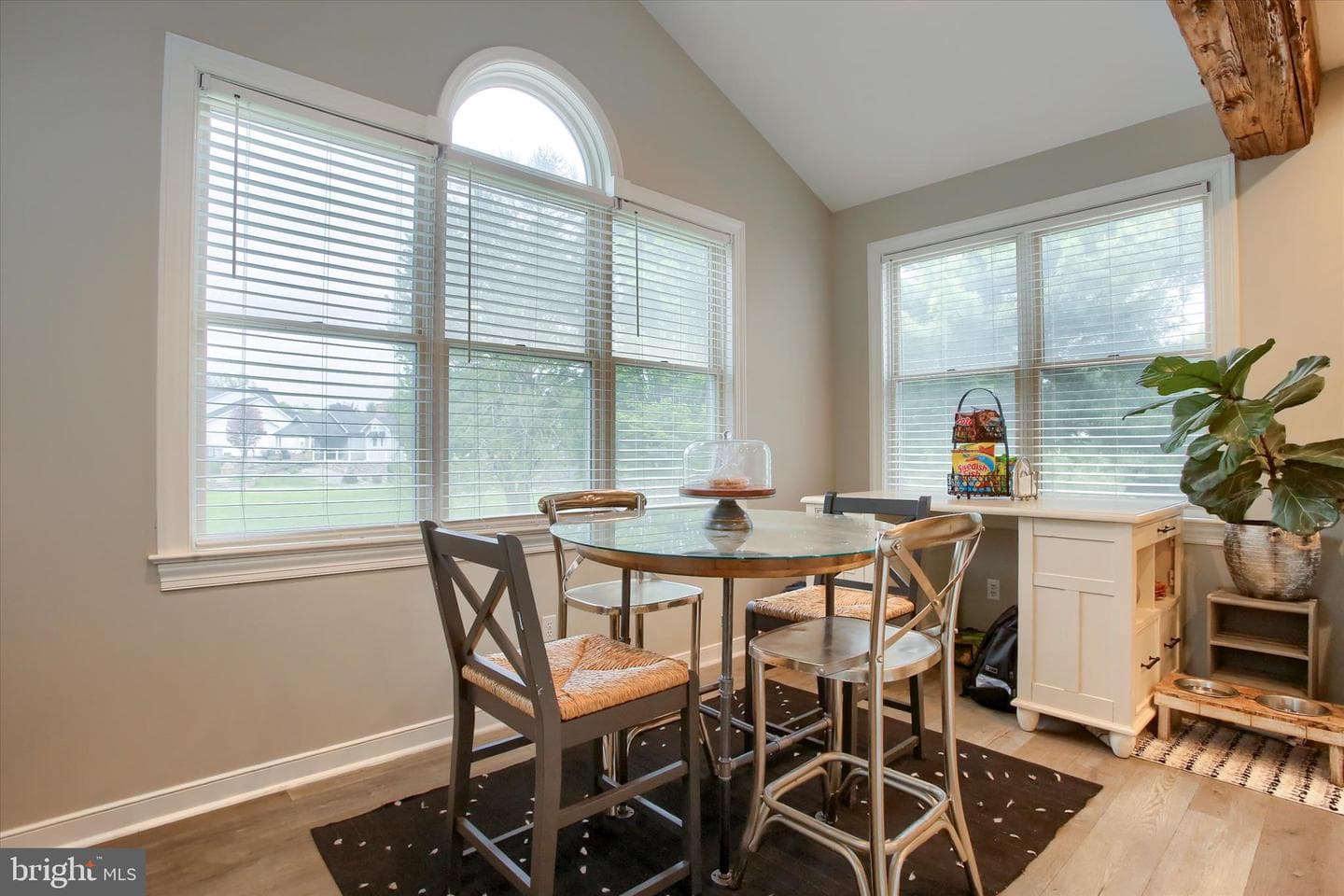 328 E Meadow Drive photo 15