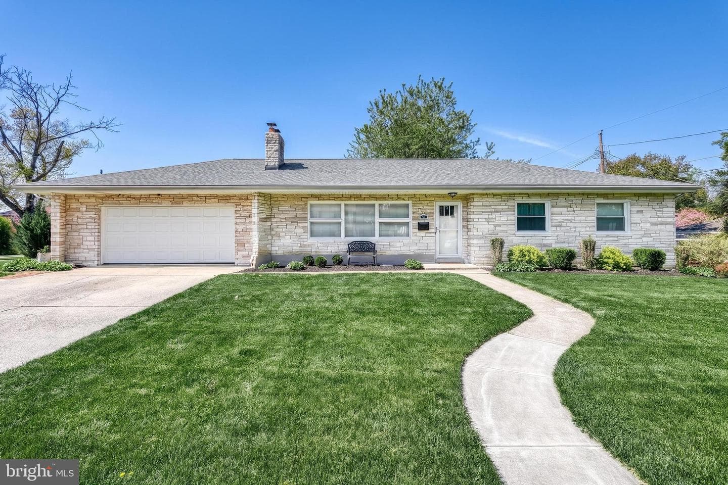 52 Center Drive photo 1