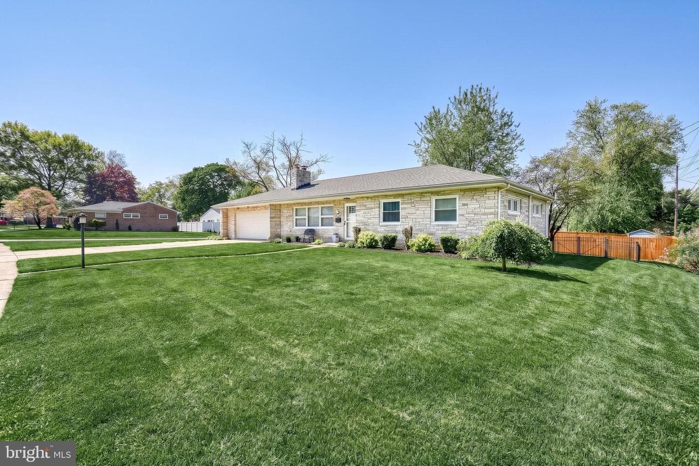 52 Center Drive photo 2