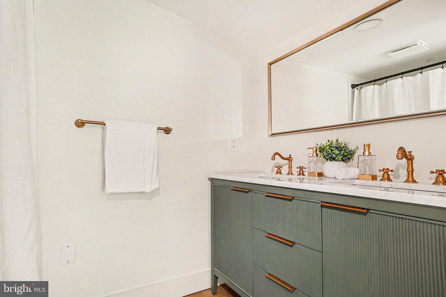 46 E Main Street photo 17