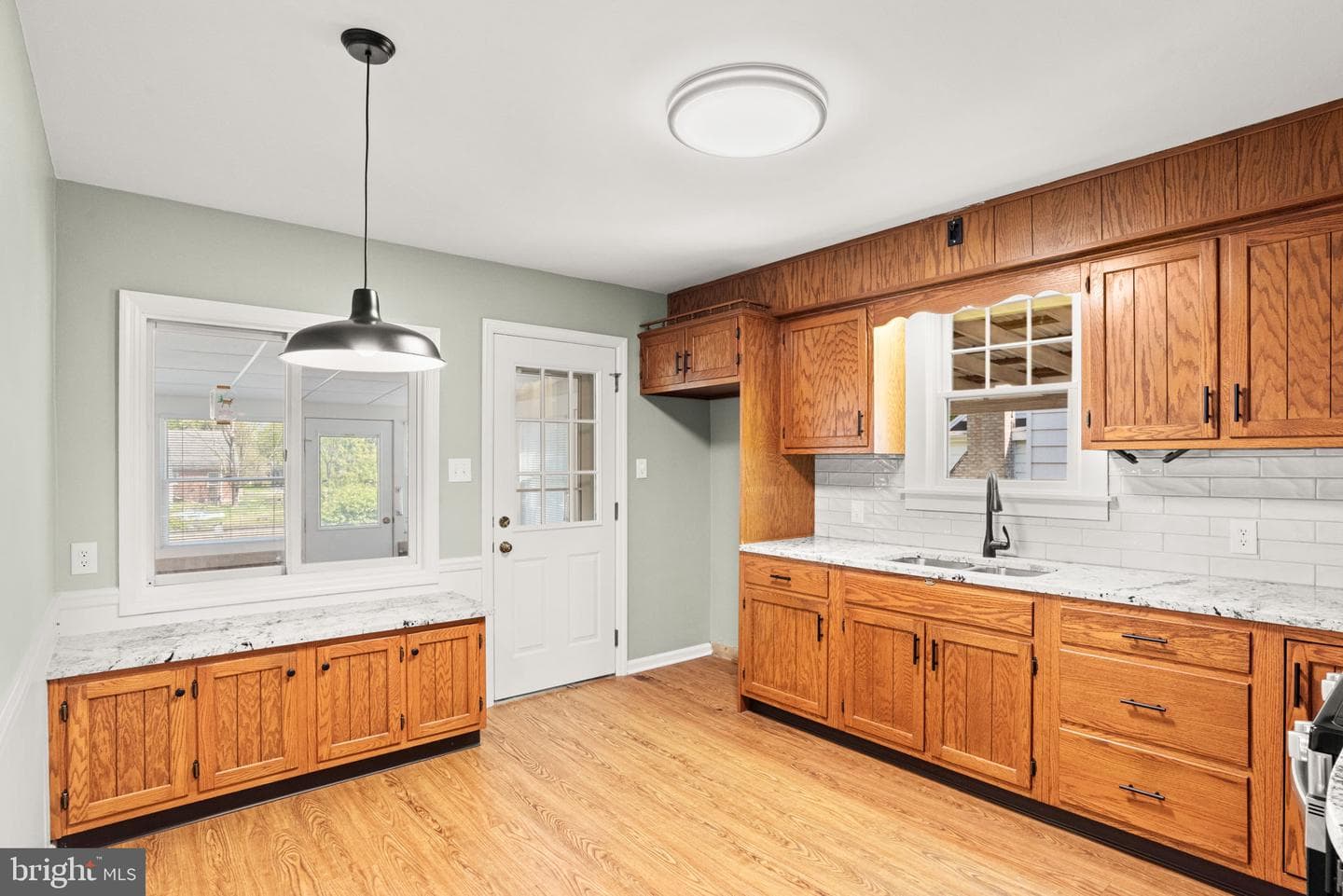 1833 Spring Road photo 10