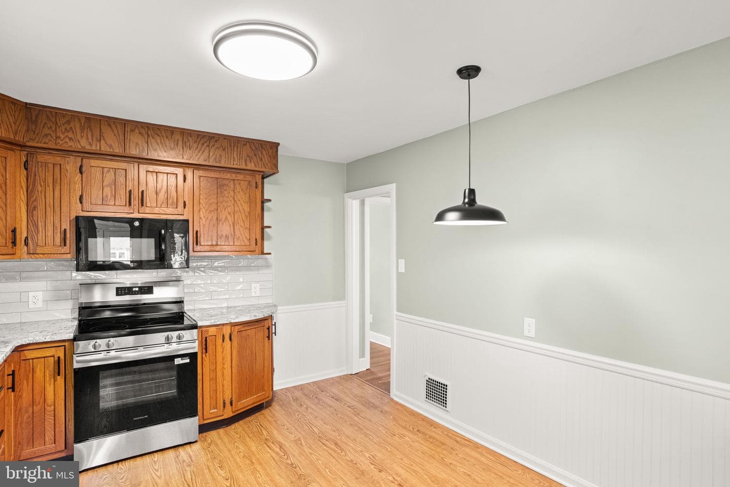 1833 Spring Road photo 8