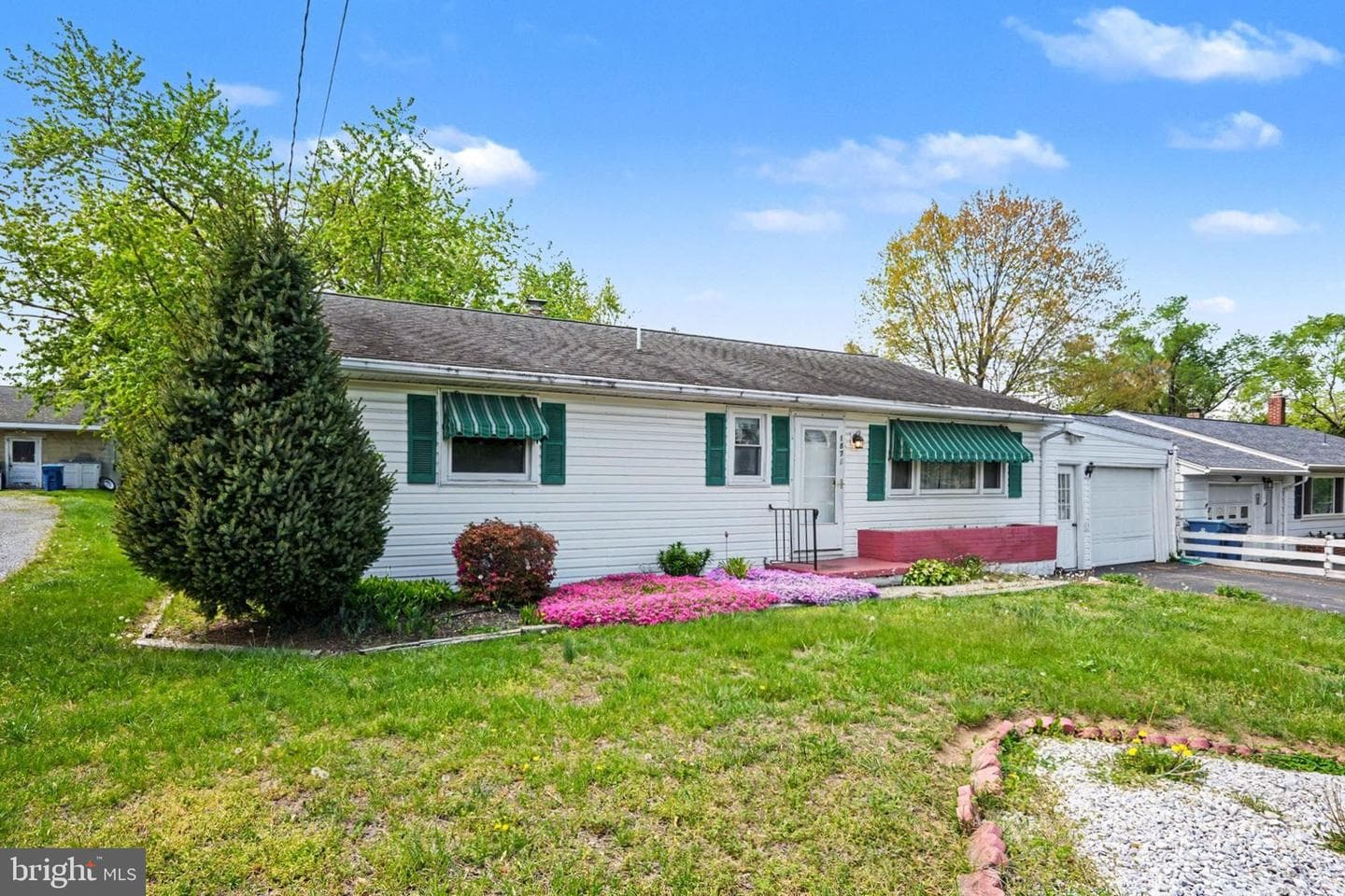 1872 Spring Road photo 3