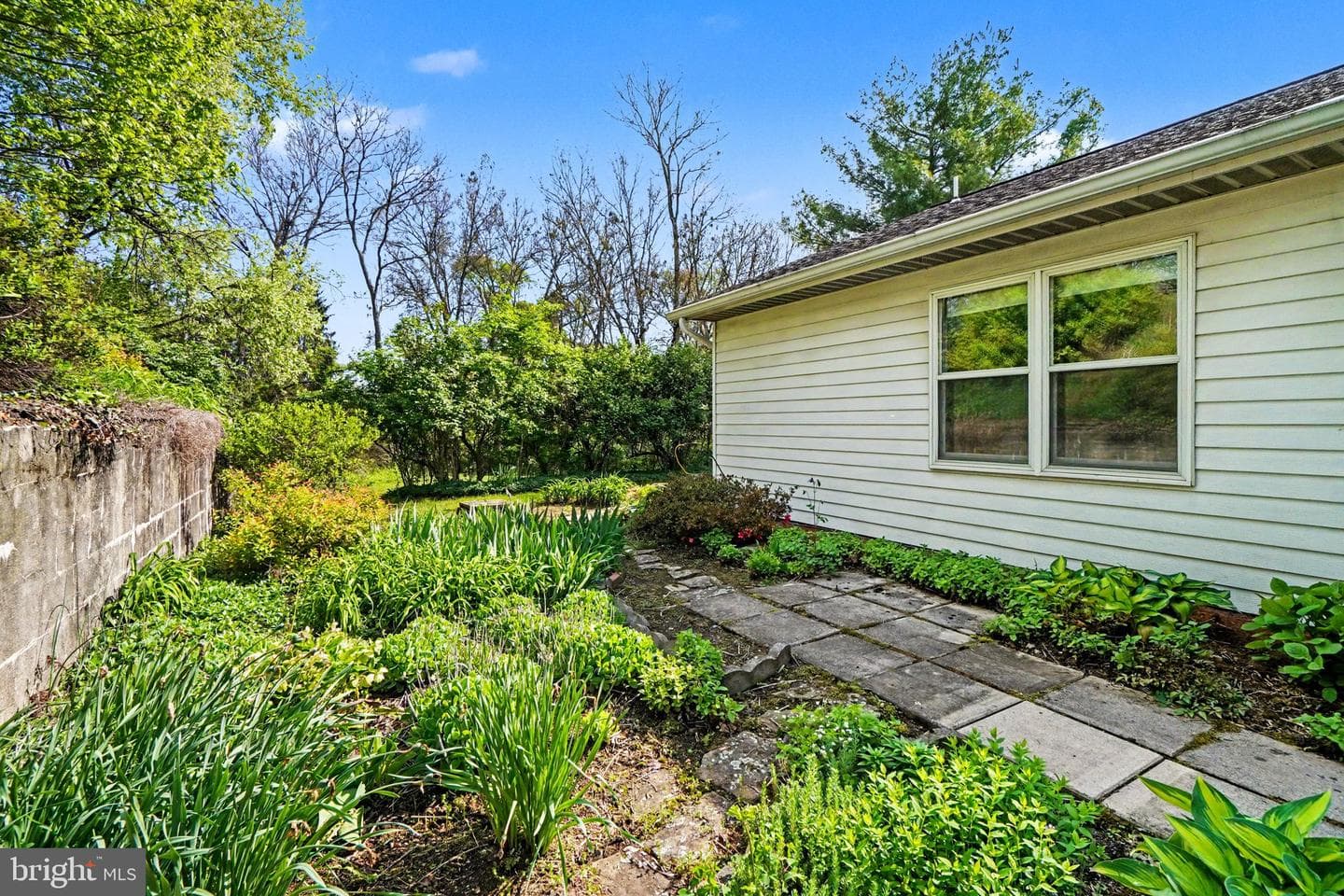 280 Shatto Drive photo 32