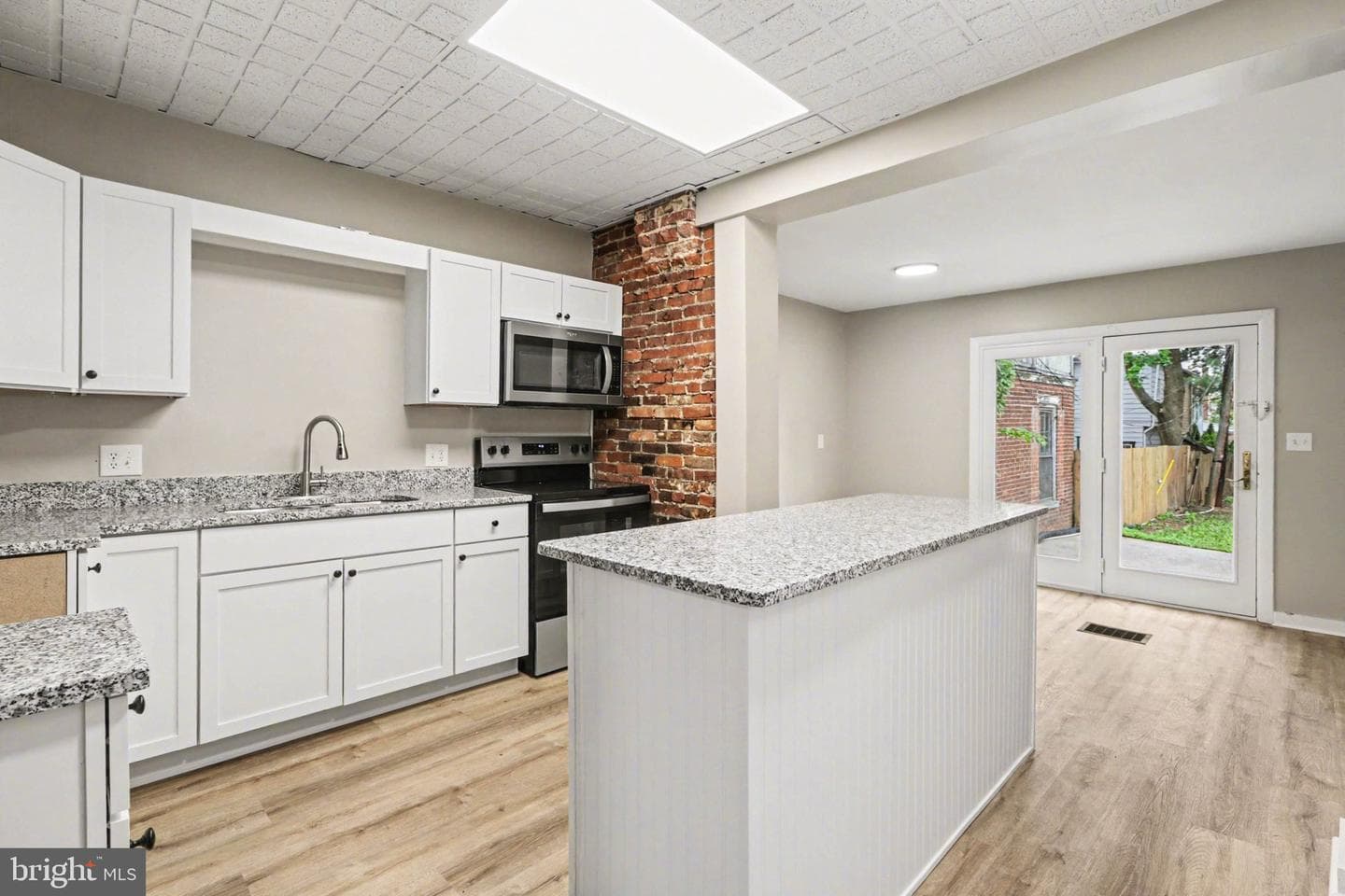 108 W Pomfret Street photo 3