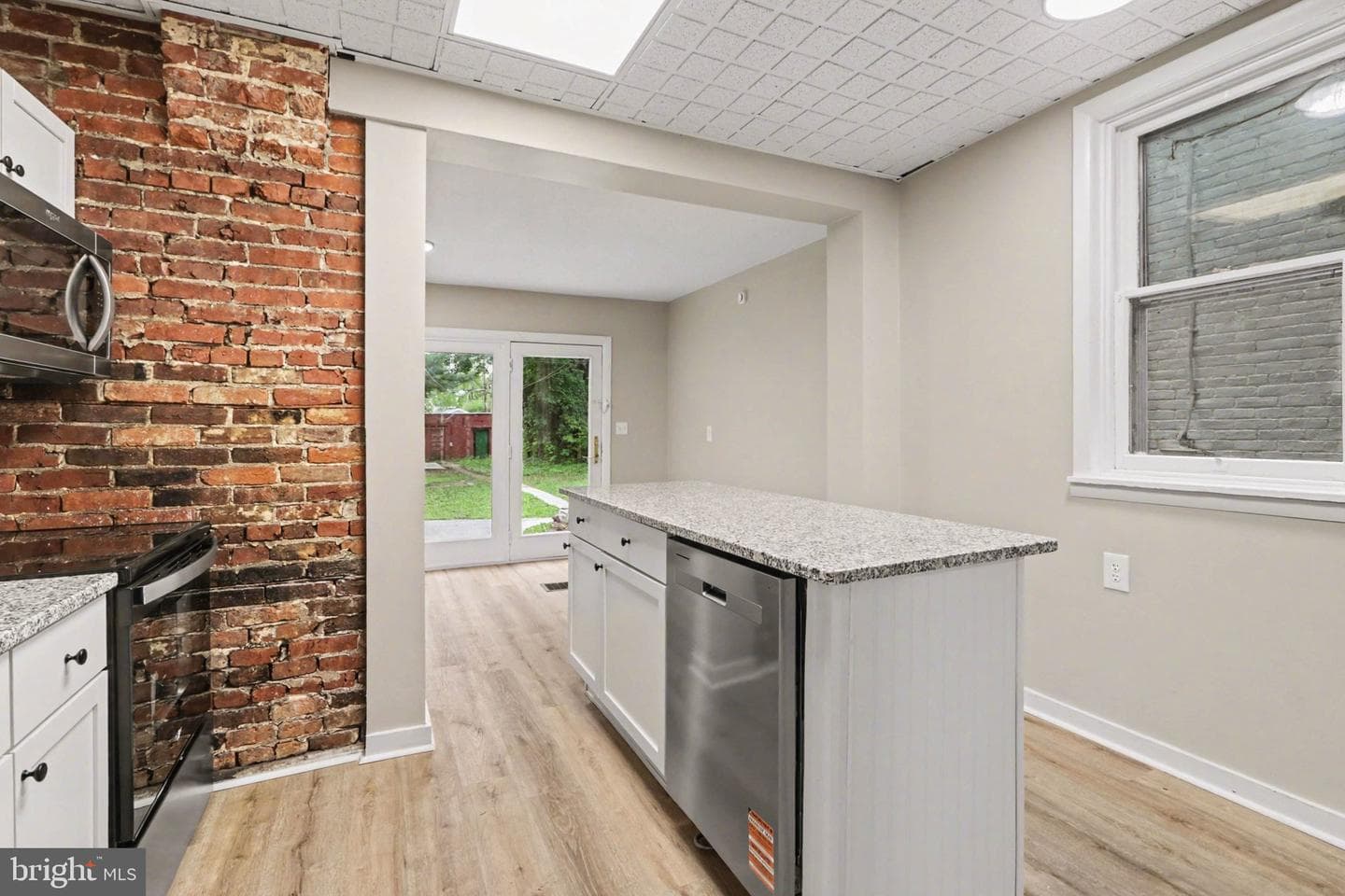 108 W Pomfret Street photo 4