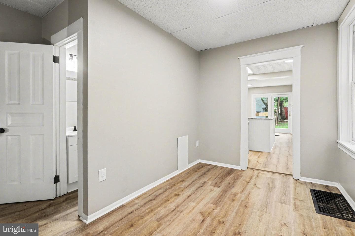 108 W Pomfret Street photo 6
