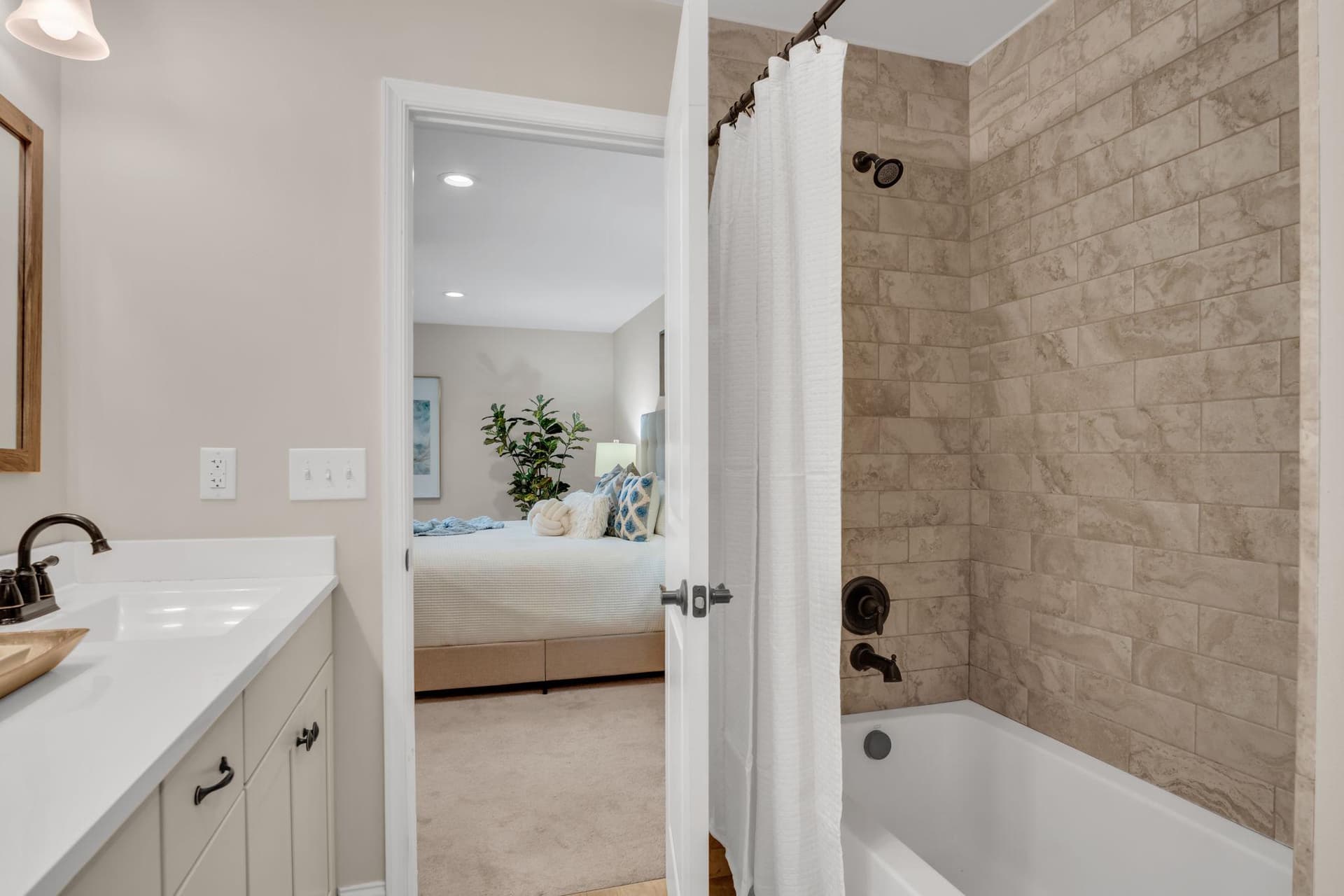 707 Belmont photo 16