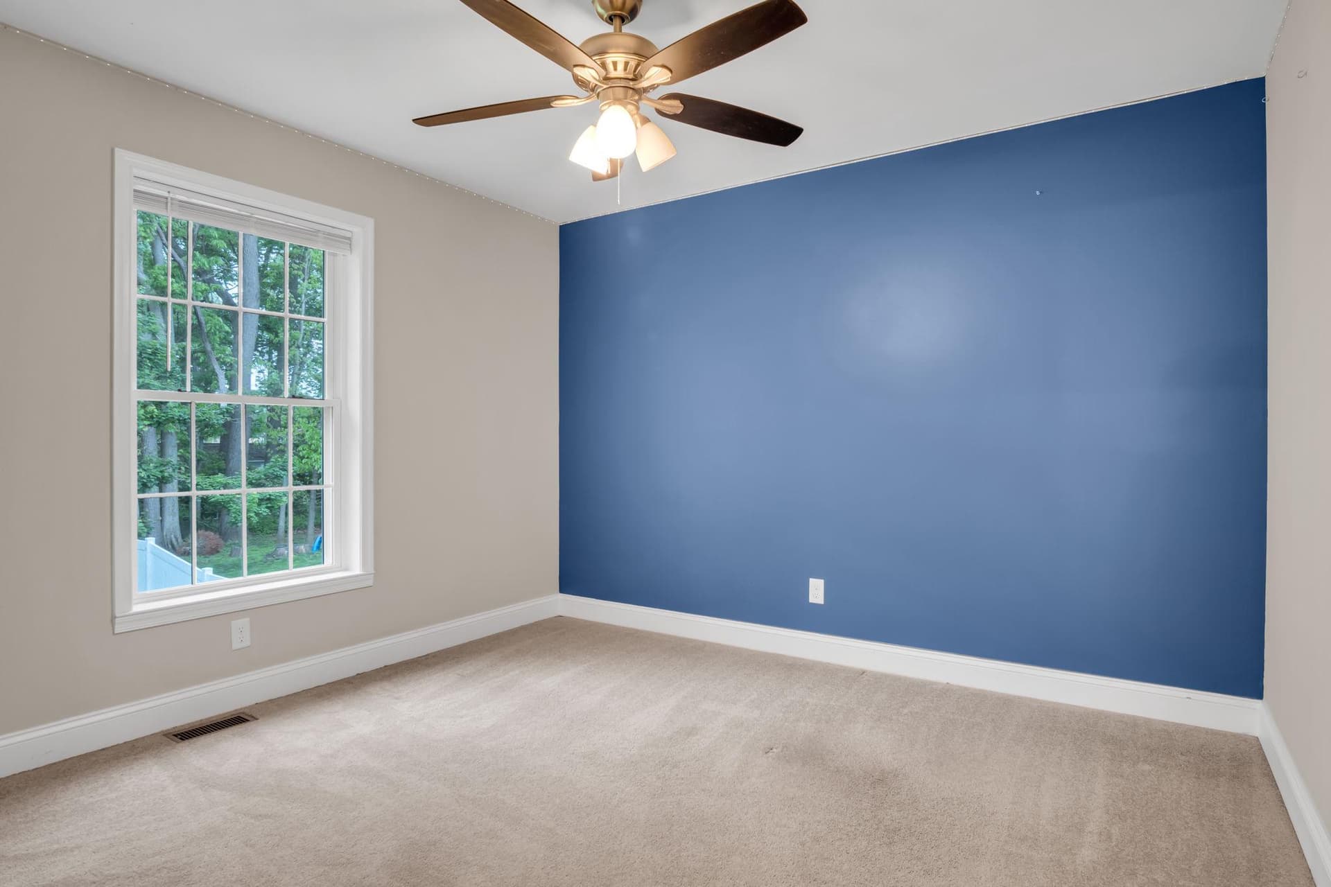 707 Belmont photo 19