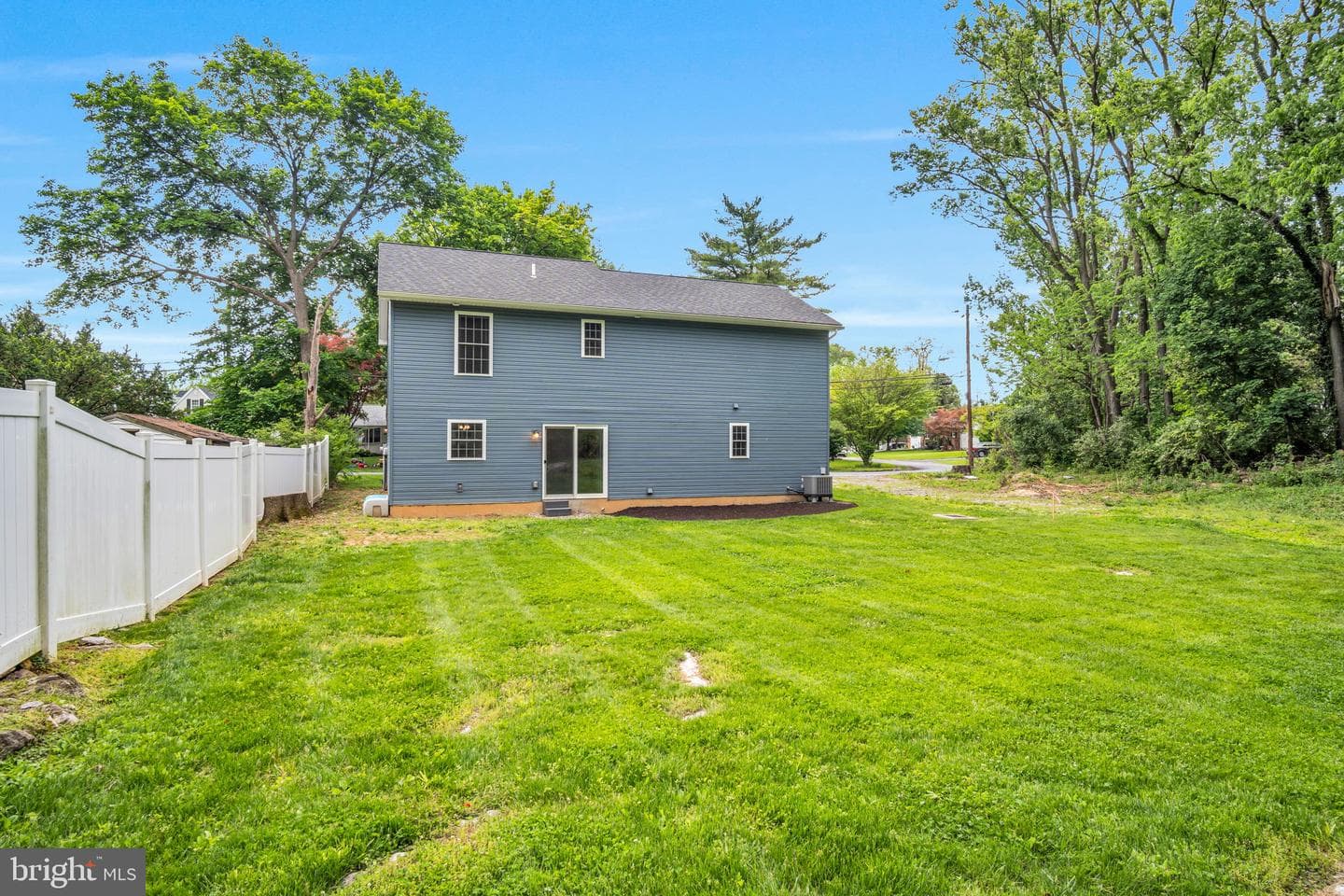 707 Belmont photo 26