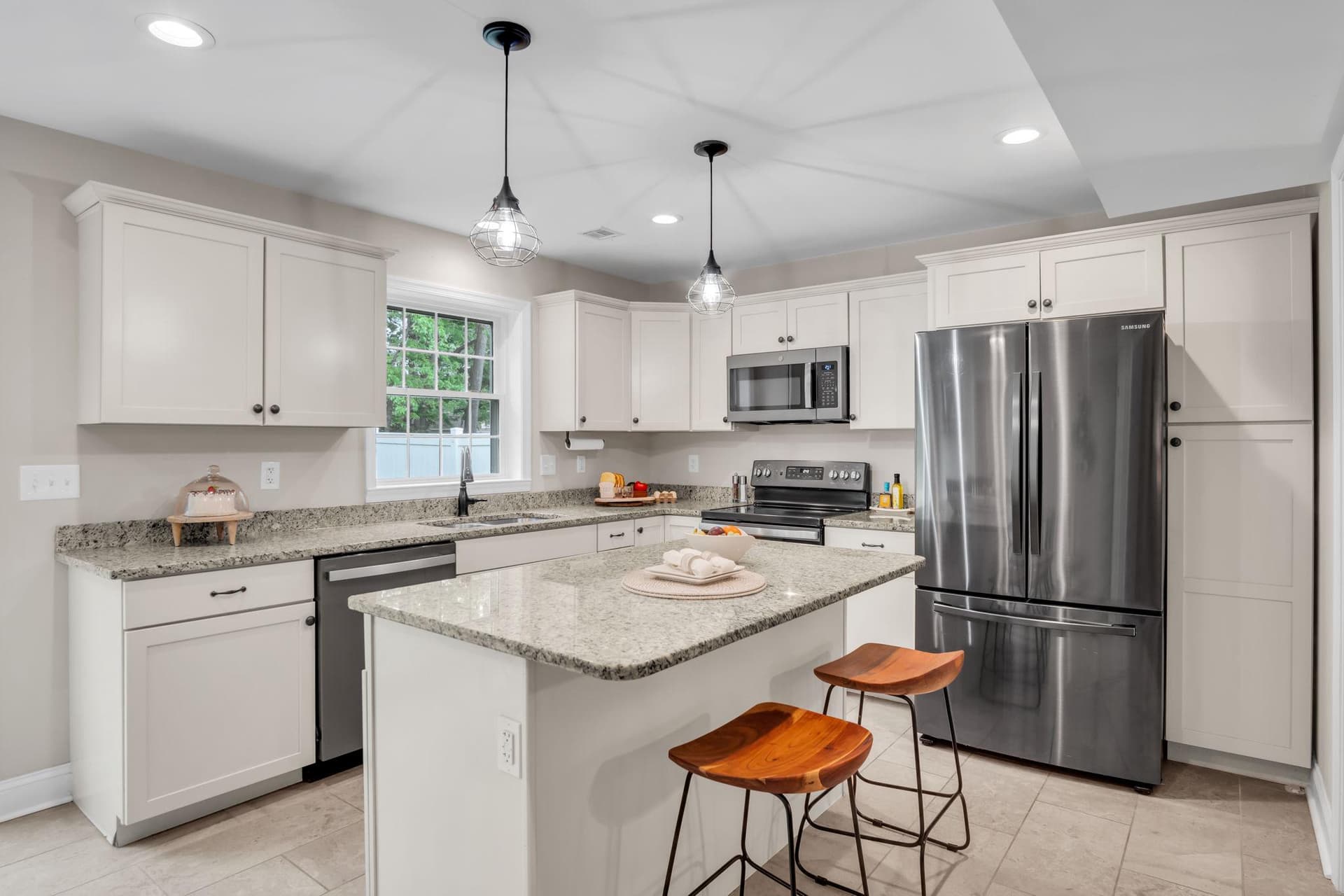 707 Belmont photo 3
