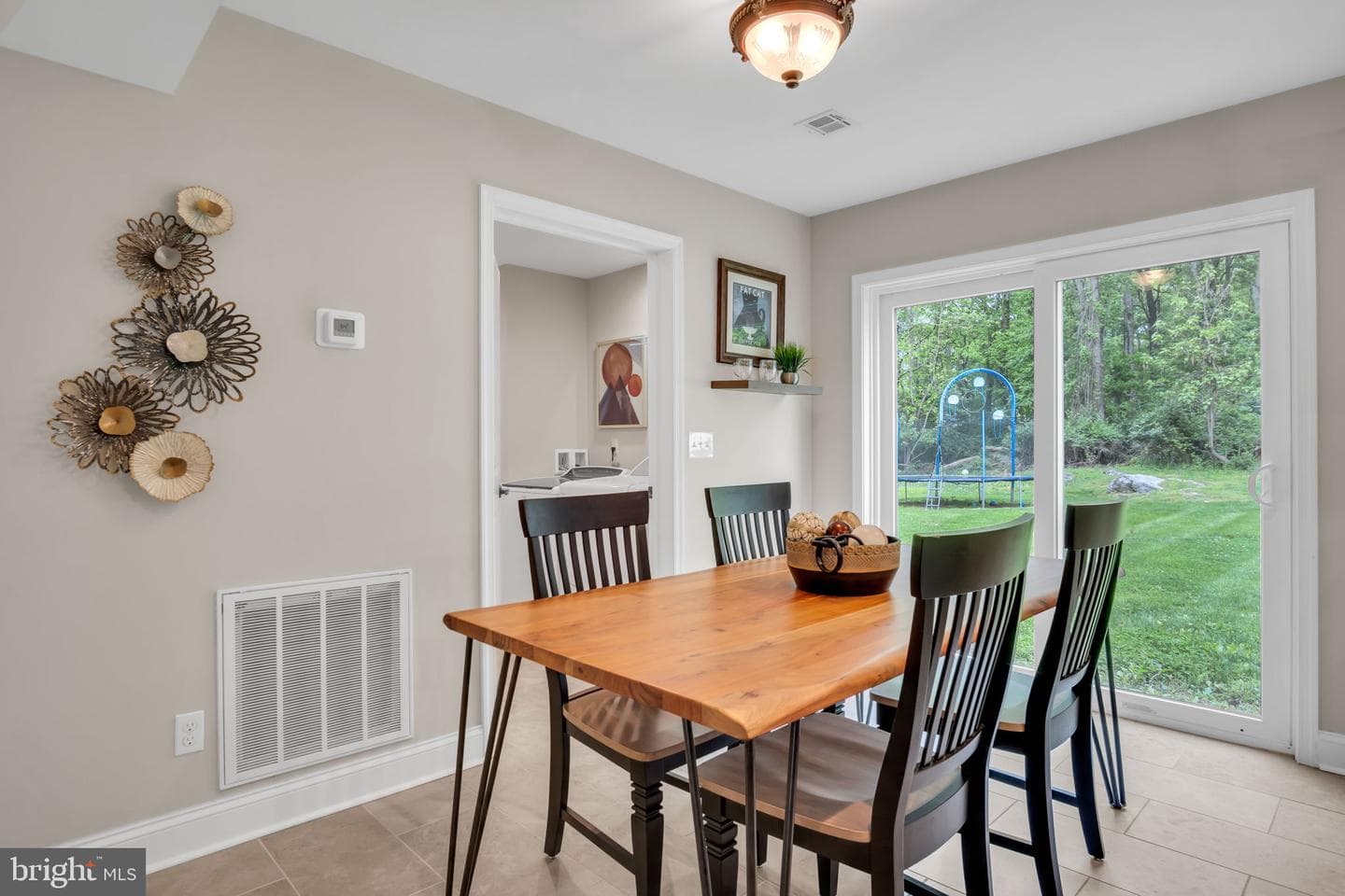 707 Belmont photo 6