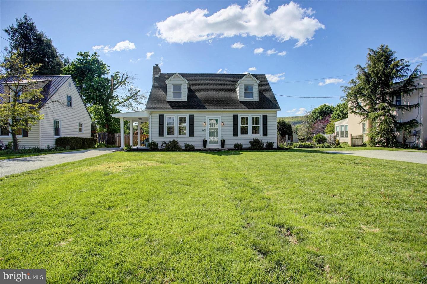 225 Pine Road photo 2