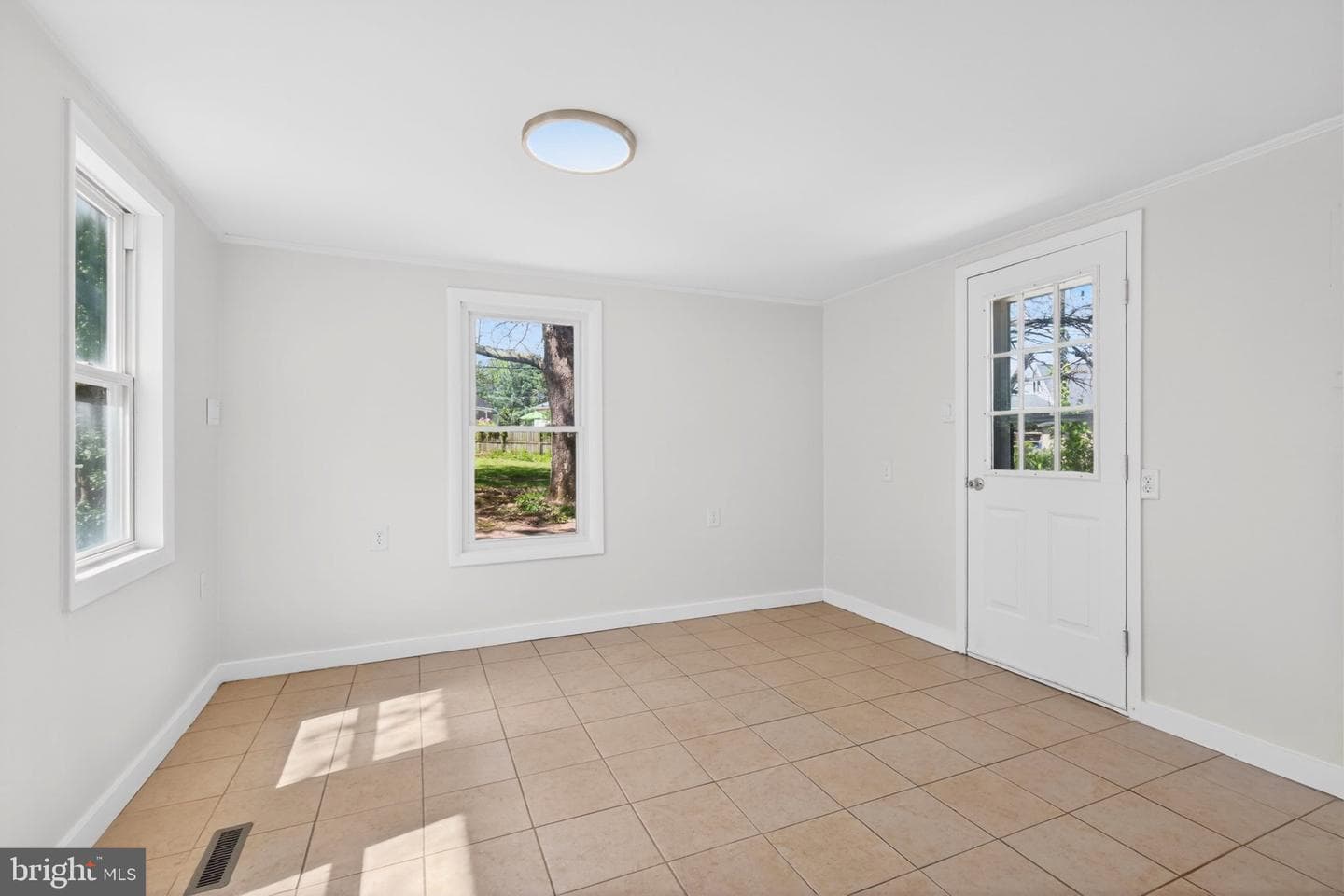 340 Charles Road photo 12