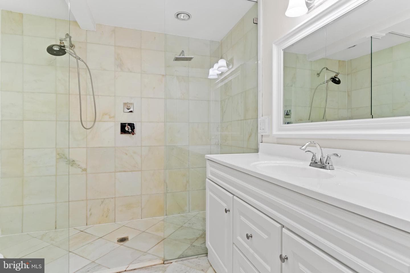 120 Yates St photo 37