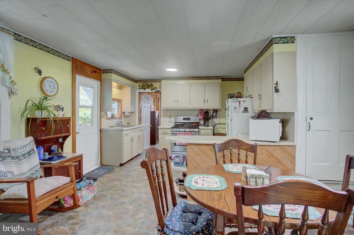 351 E Burd Street photo 10