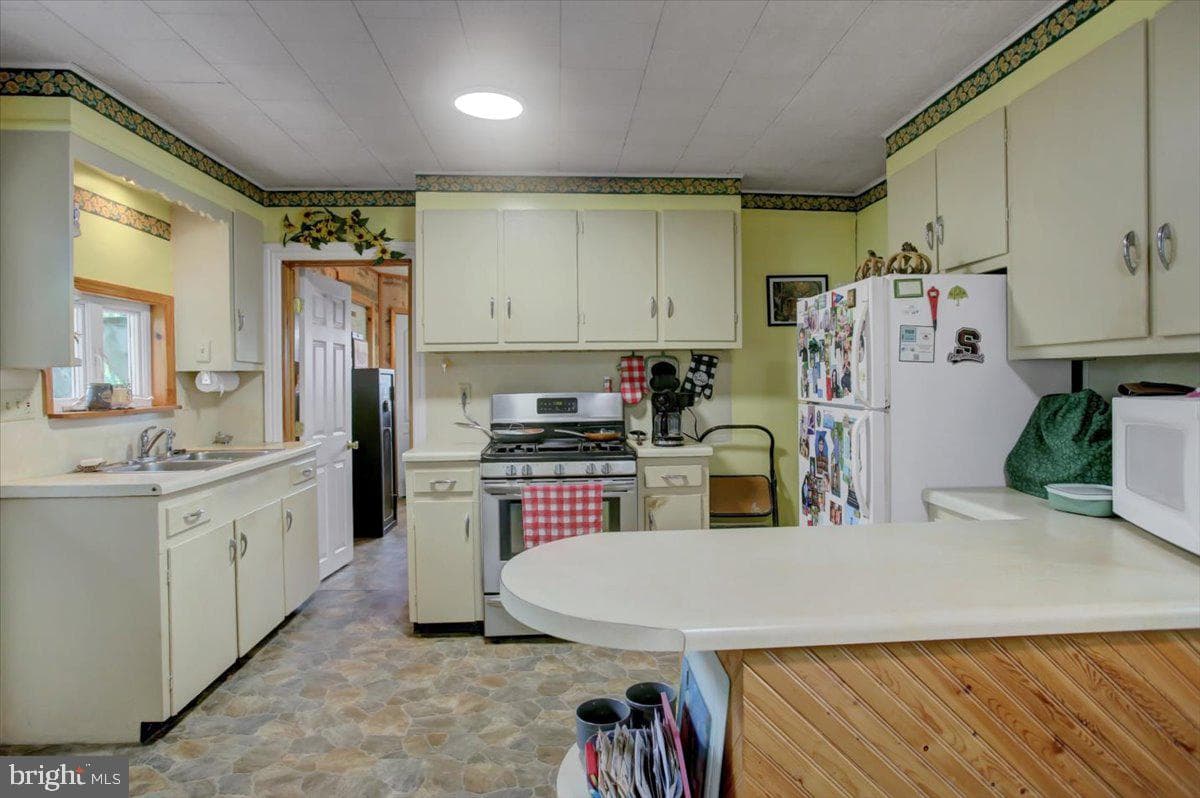 351 E Burd Street photo 12