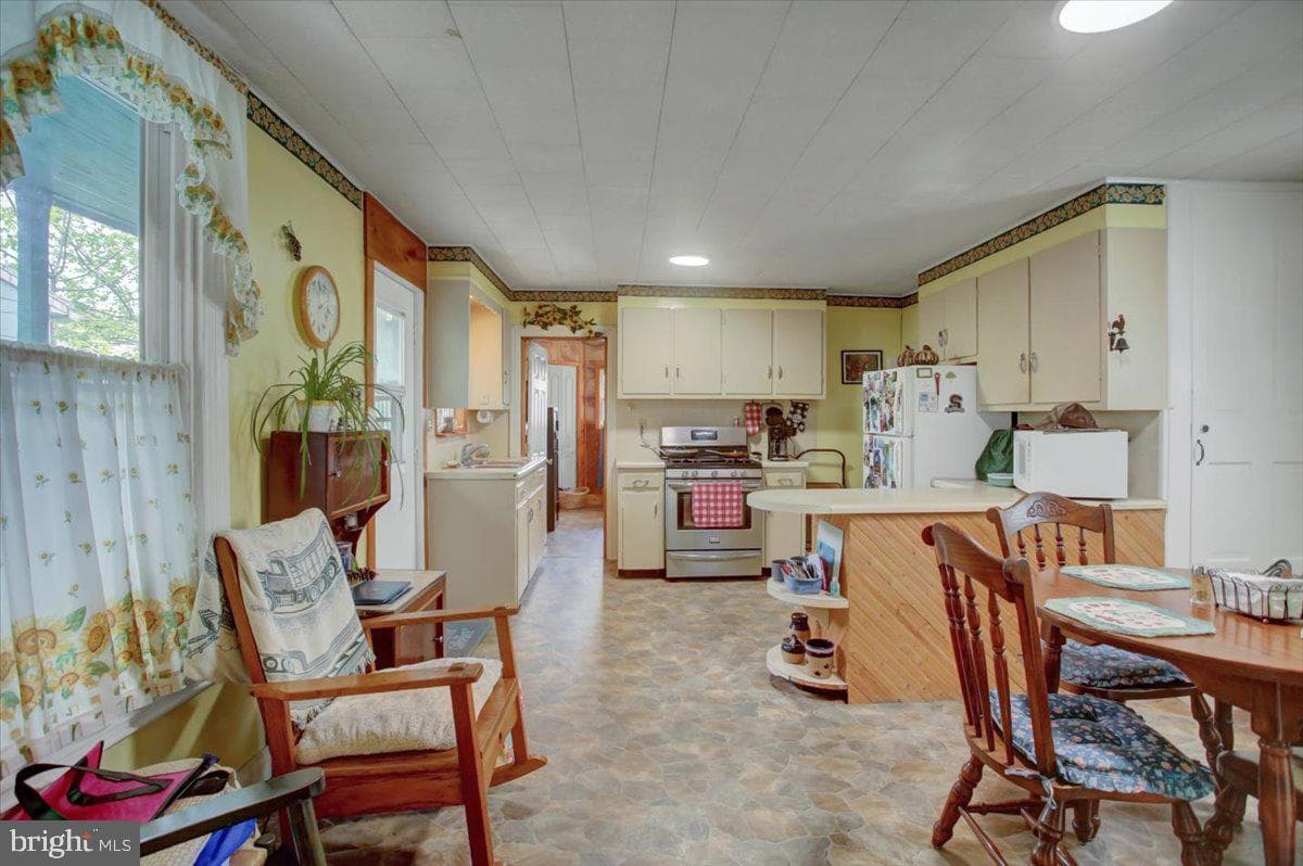 351 E Burd Street photo 8