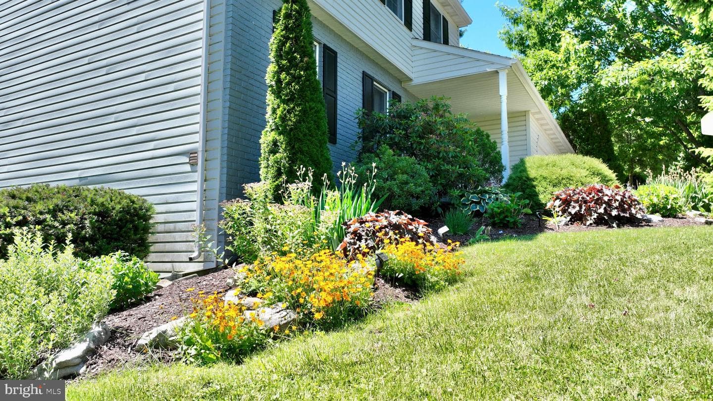 1017 Crystal Creek Dr, Mechanicsburg