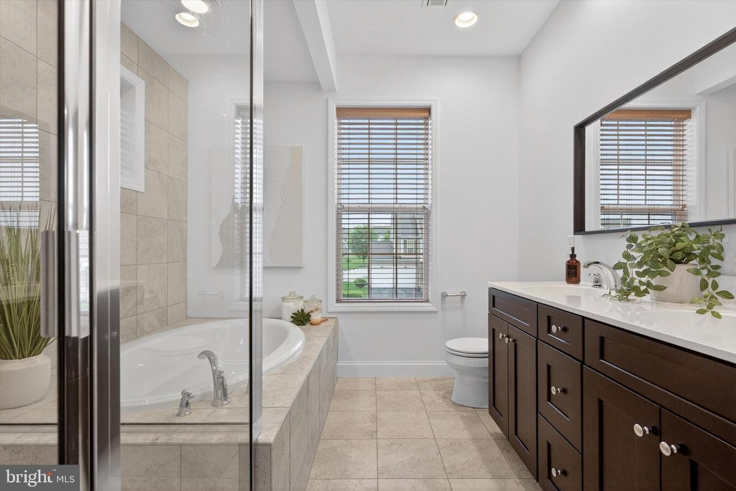 87 Edris Lane photo 26