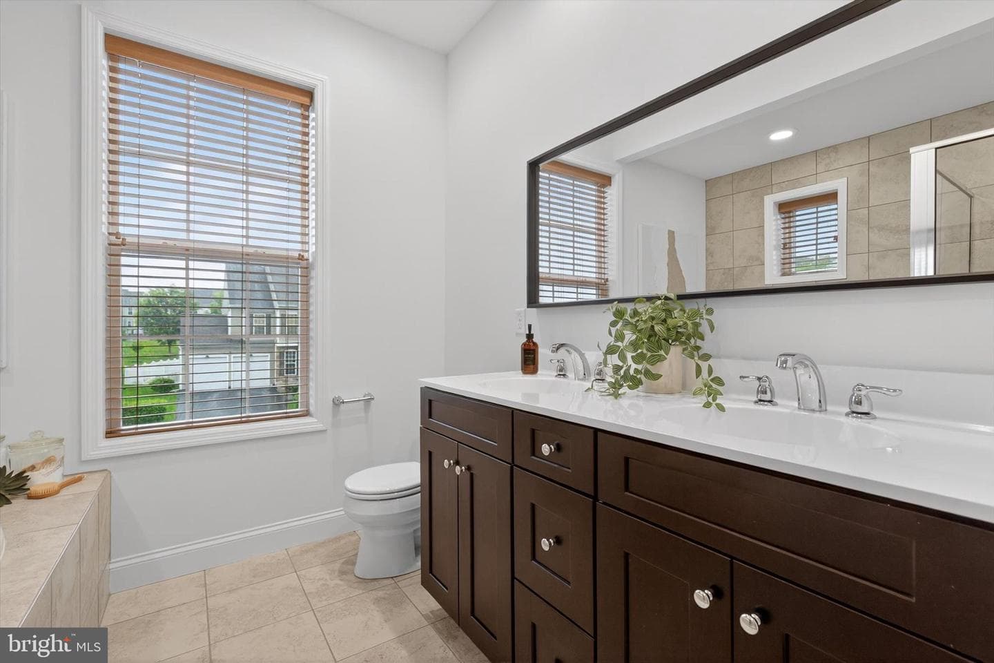 87 Edris Lane photo 27